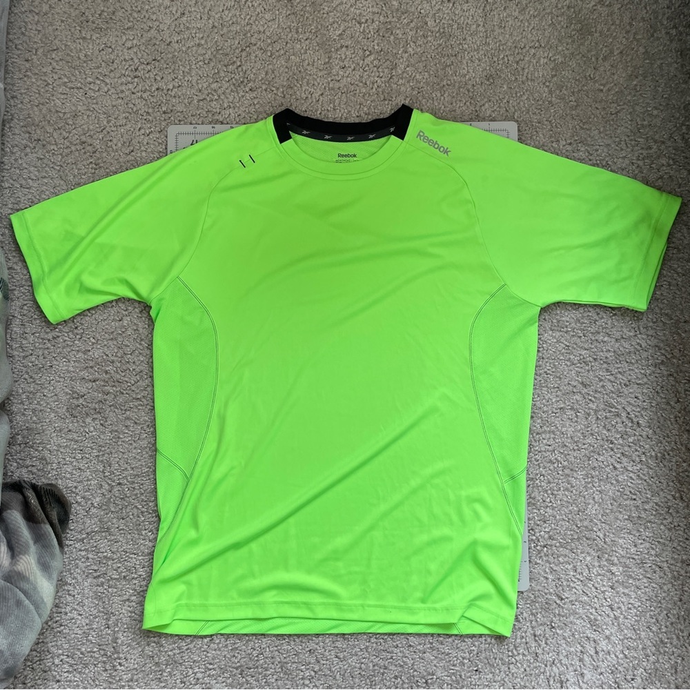 GREEN REEBOK RUNNING/WORKOUT SHIRT
SIZE M